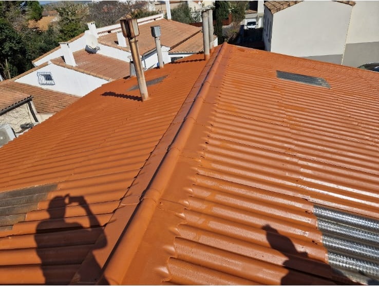 Toiture ravivée après traitement hydrofuge coloré