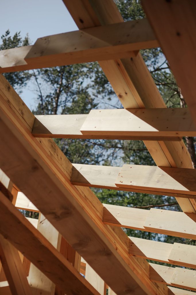 Chevrons et structure bois d'une charpente réalisée par un charpentier-couvreur
