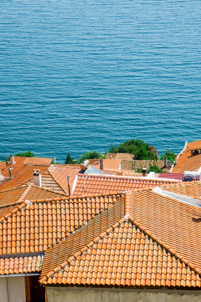 Toits en tuiles terre cuite face à la Méditerranée, style du sud