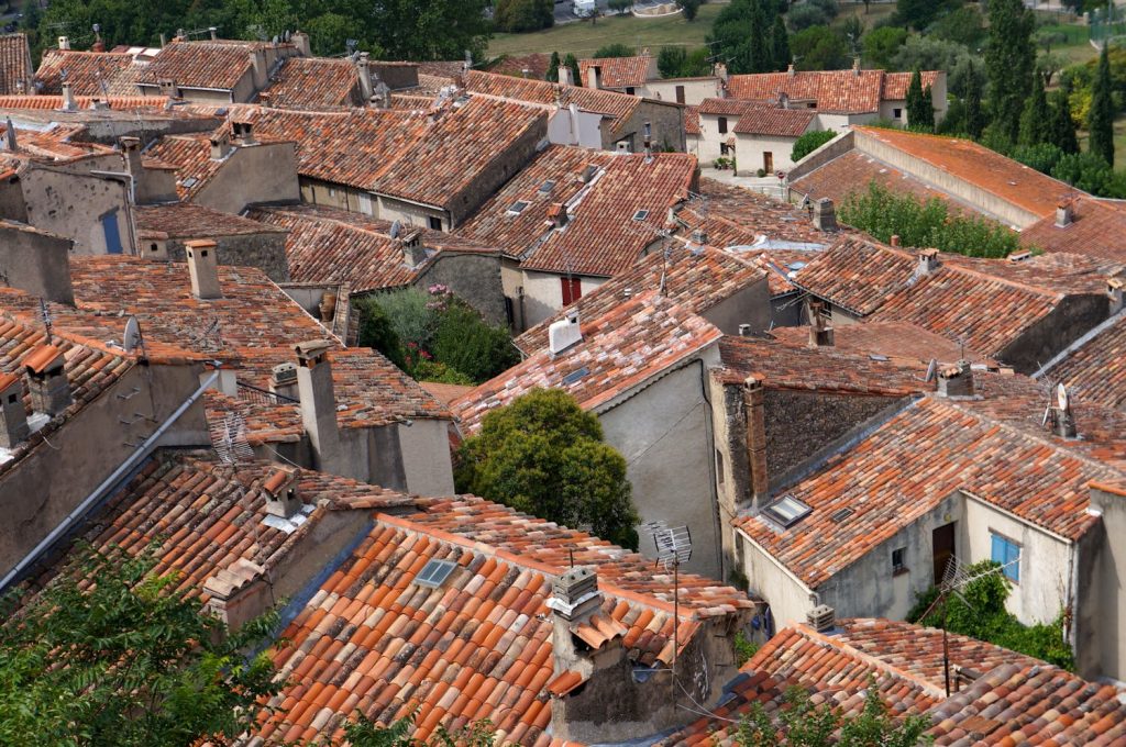 Toits en tuiles terre cuite d'un village du Minervois dans l'Aude